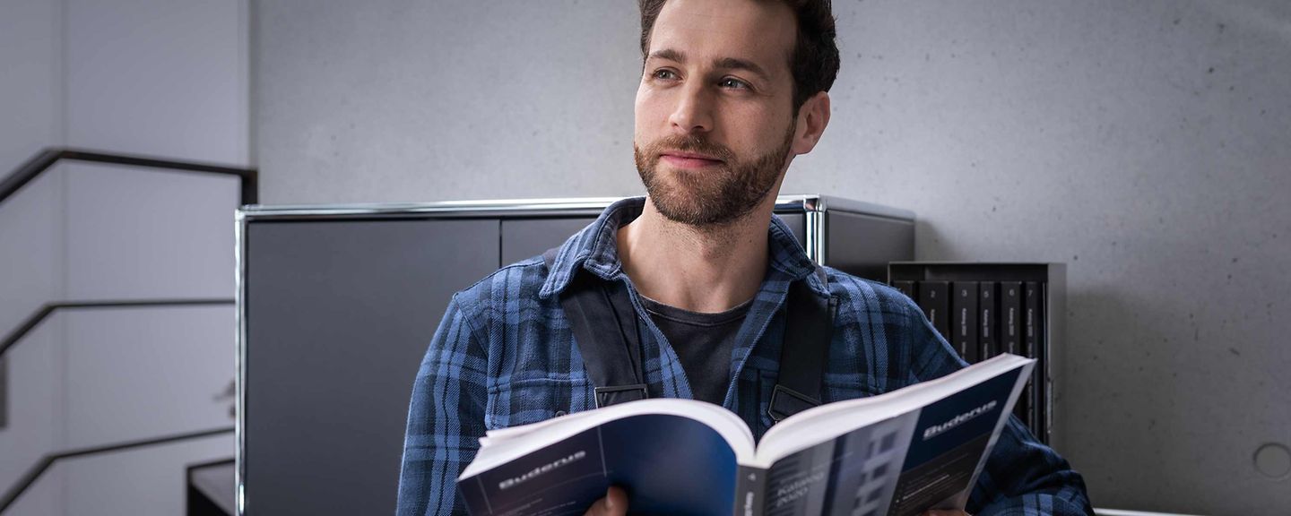 fachmann_mit_buderuskatalog fachmann_mit_buderuskatalog