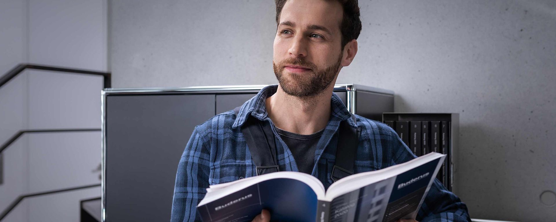 fachmann_mit_buderuskatalog