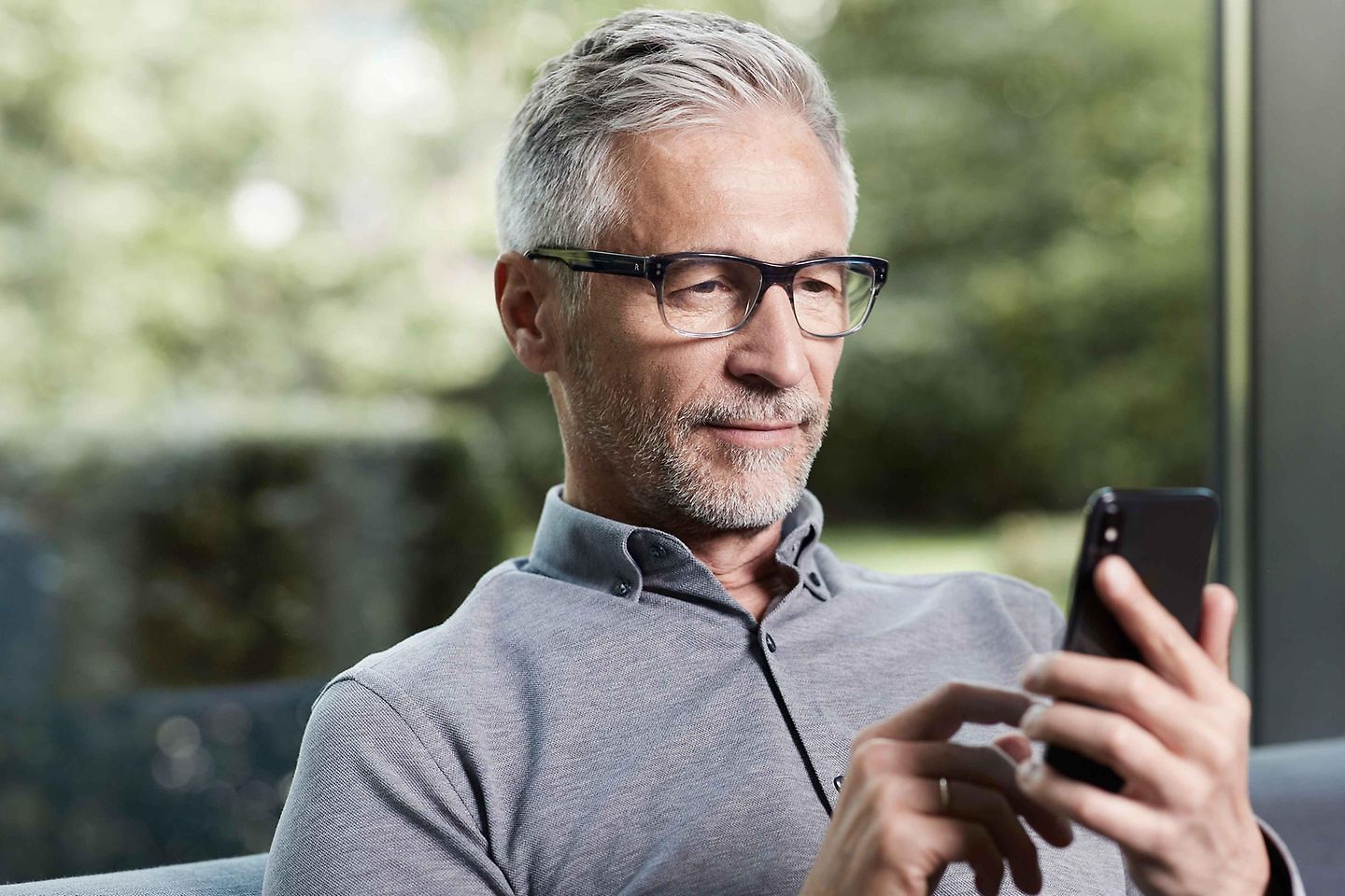 mann-smartphone-couch