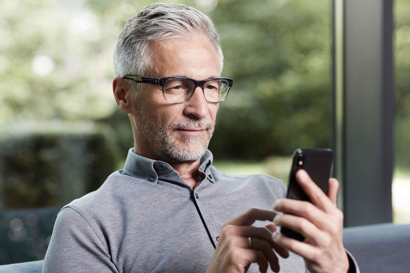 mann_smartphone_couch_data