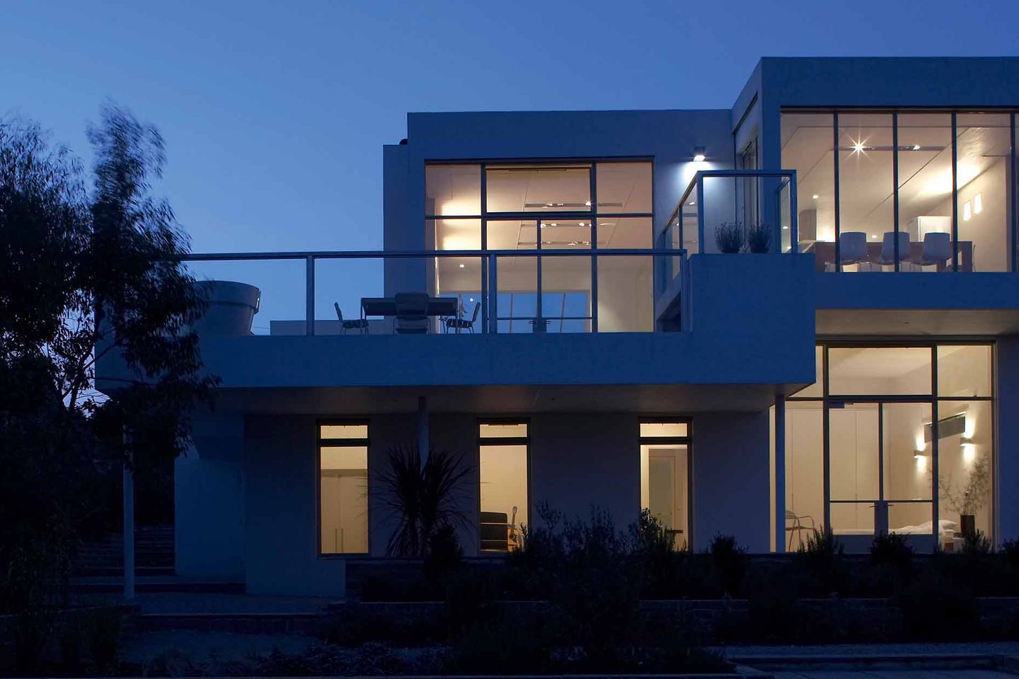 beleuchtetes_haus_bei_nacht_data