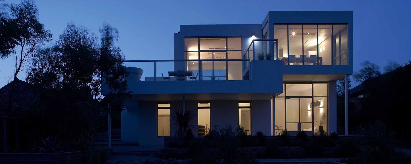 beleuchtetes_haus_bei_nacht_data_data